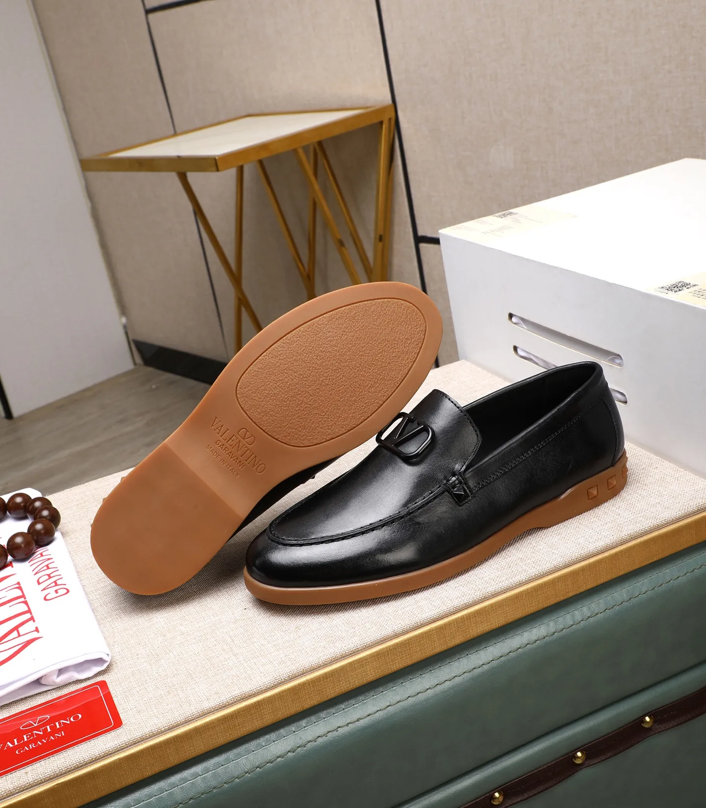 Men's shoes 💰520 [Valentino-Valentino] High-quality boutique men's shoes. The same style as the celebrities, original and authentic.✅ Made of imported cowhide + original apricot cowhide lining. The French luxury model is priced at 14,080 Swiss francs. It is also a Paris Fashion Week catwalk model. A brand can be deeply rooted in your heart, and a pair of shoes can make you linger. What you wear is not only noble, but also an aura. 👻Standard 38-45
